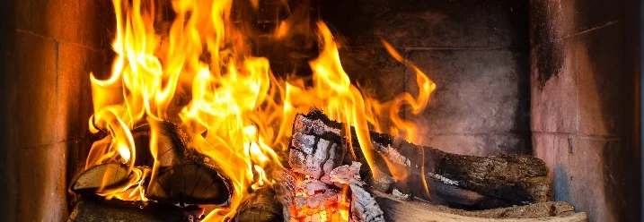 Brennende Holzscheite in einem Kamin